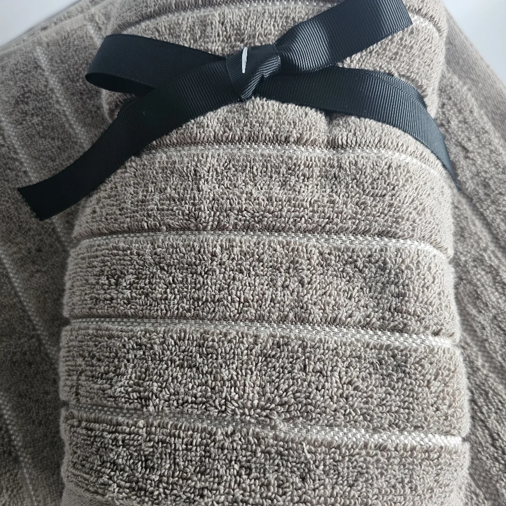 DKNY Luxury Textured Bath Towel Set Neutral taupe/beige New